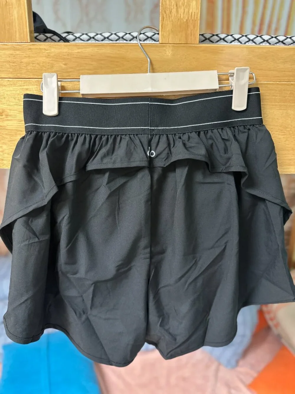 Chic and comfortable ALO Yoga shorts M - Picture 2 of 4